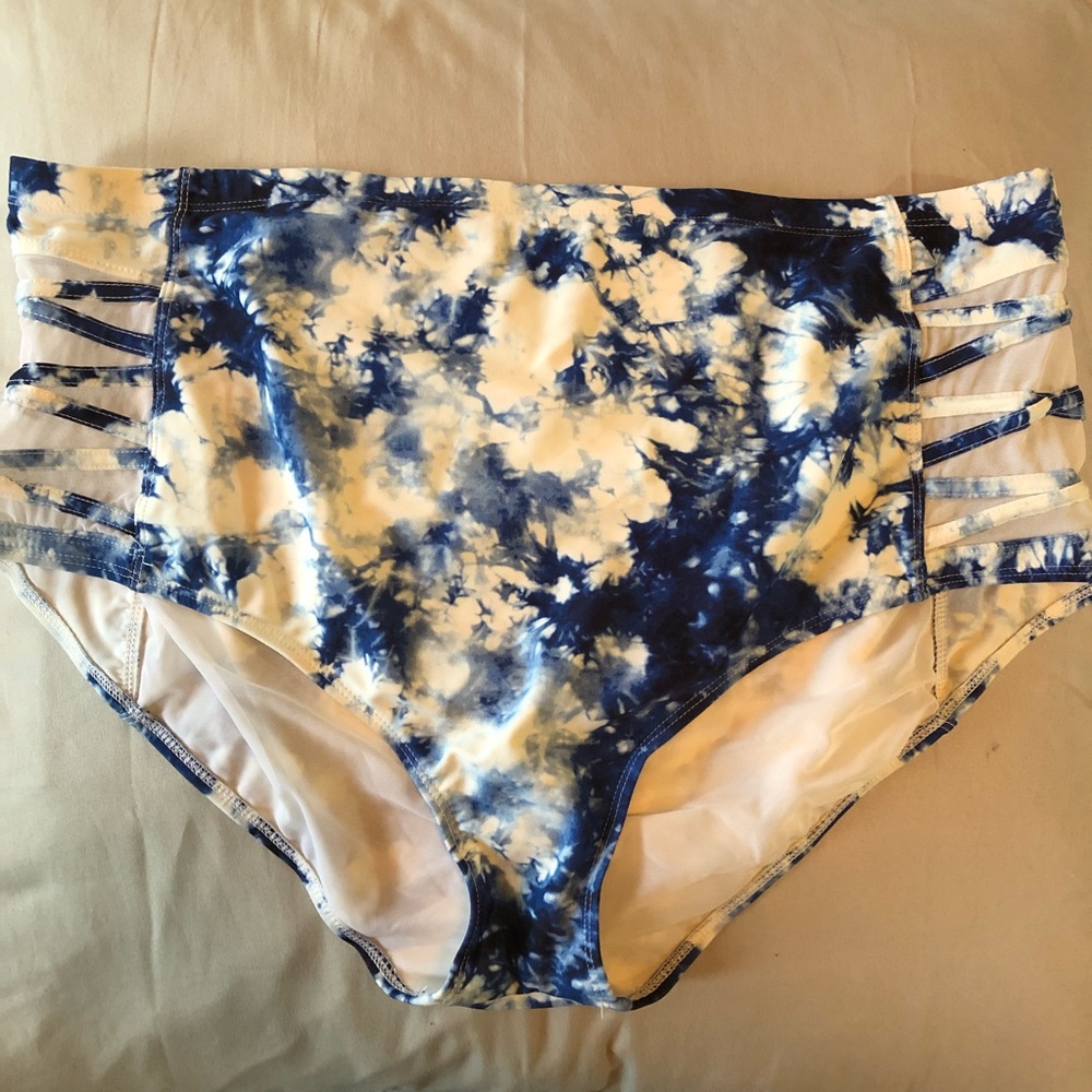 TORRID blue tie-dye swim bottom size 3